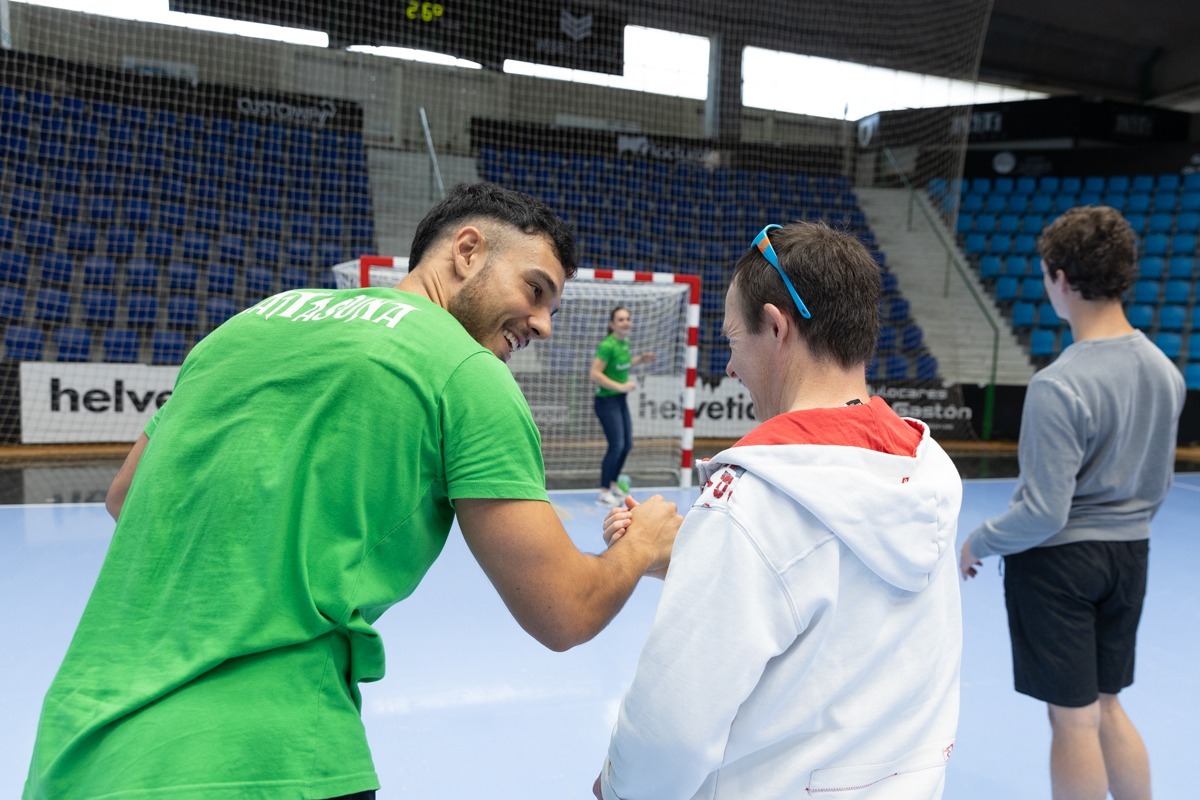 Ir a Clase magistral de balonmano junto a Helvetia Anaitasuna