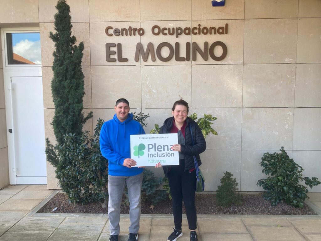 plataforma de representantes subidos en una tarima hablando al público en la asamblea.
